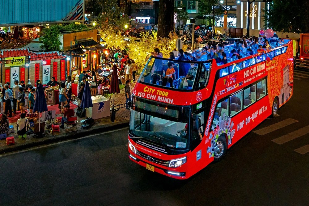 Xe bus 2 tầng khám phá Sài Gòn về đêm